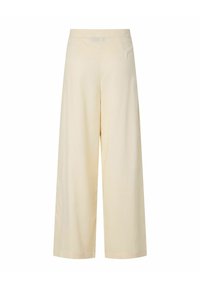 Pantalon large couleur crème à taille haute, détail de couture à l'avant, et coupe longueur cheville sur fond blanc uni.