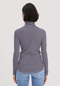 Gestreifter Rollkragenpullover in Marineblau und Helllila, figurbetontes Design, lange Ärmel, weiches Material, mit abgerundetem Saum und Rückendetail.