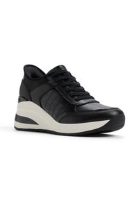 Svarta lädersneakers med ett strukturerat krokodilmönster, snörning, dämpad sula och en vit kilklack som accent.