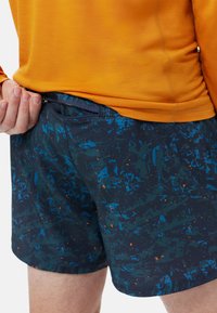Badeshorts in navy mit blauen und orangefarbenen Spritzmustern, ausgestattet mit einer Reißverschlusstasche und einem leichten, schnell trocknenden Material.