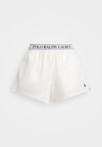 Vita Polo Ralph Lauren-shorts med elastisk midja som har varumärkesnamn och liten svart logotyp på vänster benfåll.
