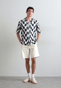 J.LINDEBERG SHANE CLOUD - Shorts - moonbeam