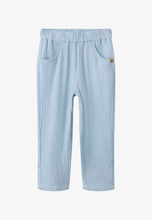 Világoskék, puha tapintású, elasztikus derékpántos nadrág elülső zsebekkel, a jobb oldali zsebén egy kis barna címkével.