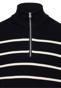 Marineblauer Rippenstrickpullover mit hohem Kragen, ausgestattet mit weißen horizontalen Streifen und einem silbernen Reißverschluss entlang des Halsausschnitts.