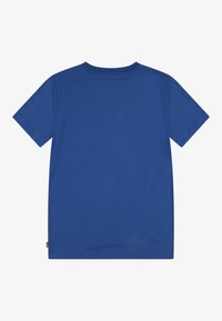 Modré tričko s krátkým rukávem a kulatým výstřihem, vyrobené z měkké bavlněné tkaniny. Obsahuje jednoduchý design bez viditelných vzorů nebo akcentů.