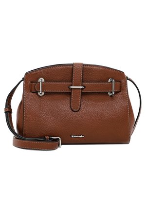 Brązowa teksturowana skórzana torba na ramię z srebrną klamrą i regulowanym paskiem, o prostokątnym kształcie z zaokrąglonymi górnymi krawędziami.