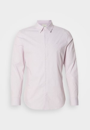 Jasnoróżowa, w paski, bawełniana koszula z długim rękawem, z kołnierzykiem z zapięciem na guziki i małym logo na klatce piersiowej. Gładka faktura.