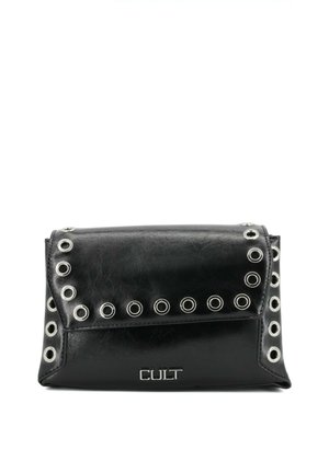 Clutch rettangolare in pelle nera con dettagli occhiellati in argento lungo i bordi e logo "CULT" argentato al centro frontale.