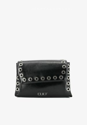 Clutch rettangolare in pelle nera con dettagli occhiellati in argento lungo i bordi e logo "CULT" argentato al centro frontale.