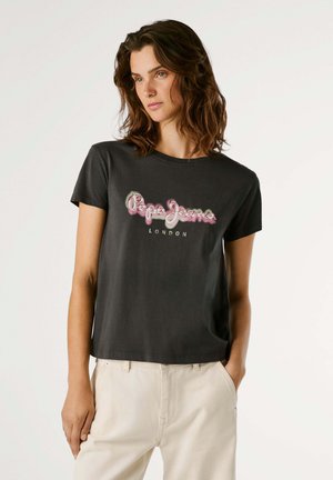 T-shirt noir à manches courtes avec col rond, présentant un design de texte coloré "Pepe Jeans London" ; coupe décontractée ; tissu en coton doux.