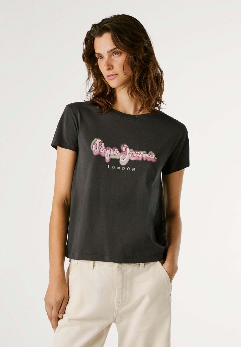 T-shirt preta de manga curta com decote redondo, apresentando um design de texto colorido "Pepe Jeans London"; ajuste descontraído; material de algodão suave.