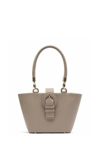Borsa a mano in pelle beige con forma strutturata, manico corto, grande accentuazione hardware circolare e dettaglio con fibbia nella parte anteriore.