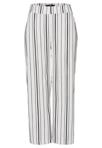 Pantalons rayés avec une base blanche et des rayures verticales noires, fabriqués en tissu doux, design à jambes larges et taille élastique.