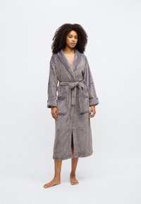 Ilgas pilkas chalatas, pagamintas iš minkštos, pūkuotos medžiagos, su skraiste apykakle, diržu ir dviem priekinėmis kišenėmis, šiek tiek atvira priekyje.