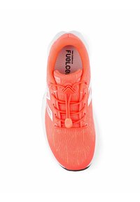 Scarpa da running corallo con una tomaia in knit testurizzato, lacci elastici e una suola intermedia bianca. Presenta un design minimalista e un marchio ben visibile.