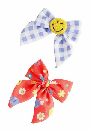 Conjunto de dos lazos para el cabello: uno tiene tela a cuadros azul y blanca con un centro de cara sonriente amarilla; el otro es rojo con patrones florales coloridos y caras sonrientes.