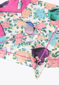 Sciarpa floreale con rose colorate e piccoli fiori su sfondo crema, con bordi rosa e forme lucide a forma di cuore in viola, verde acqua e grigio.