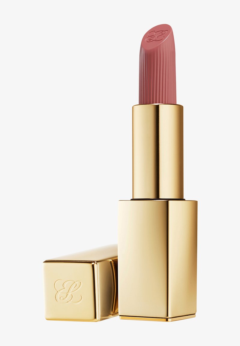 Matte hellvioletter Lippenstift mit geriffelter Struktur in einer glänzenden goldfarbenen quadratischen Hülse, Verschluss daneben gelegt, Prägung der Initialen auf Verschluss und Lippenstiftspitze.