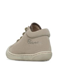 Scarpa in suede beige con design arrotondato, dotata di sei occhielli verde oliva, suola in gomma testurizzata e cuciture a contrasto.