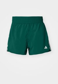 Shorts deportivos verdes con cintura elástica, que presentan rayas laterales blancas y un pequeño logotipo en la parte inferior de la pierna izquierda. Textura suave.