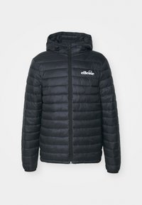 Zwarte doorgestikte gewatteerde jas met capuchon, voorzien van een ritssluiting aan de voorkant en een wit ellesse-logo op de borst, ontworpen voor koud weer.