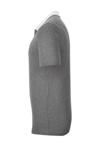 Graues Kurzarm-Polohemd mit weißem Kragen, aus weichem Stoff gefertigt. Verfügt über eine Knopfleiste und einen geraden Saum ohne Muster.