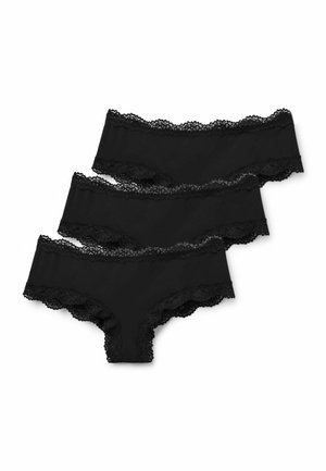 Trzy czarne damskie majtki hipsterskie z koronkową lamówką, ułożone na biały tle w stos, ukośnie.