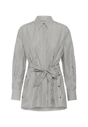 Camicia a righe bianca e blu navy, con maniche lunghe, vita con lacci e orlo arrotondato con dettagli a bottoni ai lati.