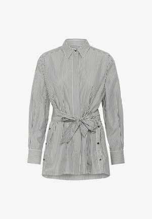 Pasiasta koszula z guzikami w kolorze białym i granatowym, z długimi rękawami, taliowaniem oraz zaokrąglonym dołem z detalami guzikowymi po bokach.