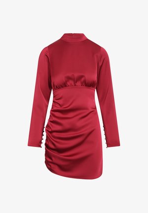 Rød sateng langermet kjole med høy hals, samlet midje og knappp detaljer på ermene. Glatt tekstur med tettsittende design.