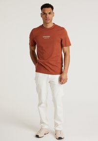 CHASIN' BASIC  AUTECH - Camiseta estampada - red