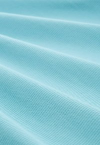 Lichtblauwe textuurstof met een ribbelpatroon, met een gladde, zachte textuur en subtiele kleurvariaties.