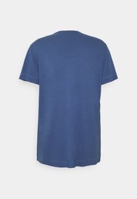 Blauwe katoenen t-shirt met een ronde halslijn, korte mouwen en een rechte zoom. Beschikt over subtiele stikselaccenten.