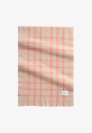 Écharpe en laine douce avec un motif à carreaux beige et rose, dotée d'une petite étiquette de marque blanche dans le coin inférieur droit.