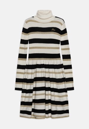 Vestido de manga larga con cuello alto de punto, con rayas horizontales en negro, blanco y beige, cintura fruncida y pequeño logo "Guess" en el pecho.