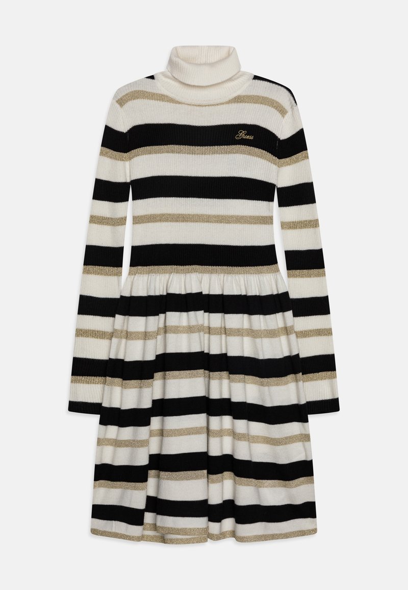 Robe en maille à manches longues et col roulé, avec des rayures horizontales noires, blanches et beiges, taille froncée et petit logo "Guess" sur la poitrine.