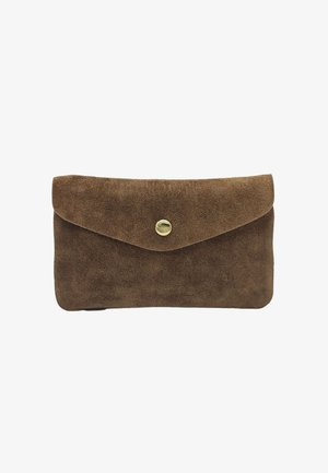 Pochette en suède marron avec une fermeture à rabat, dotée d'un bouton-pression rond en or. Texture lisse et design simple et rectangulaire.