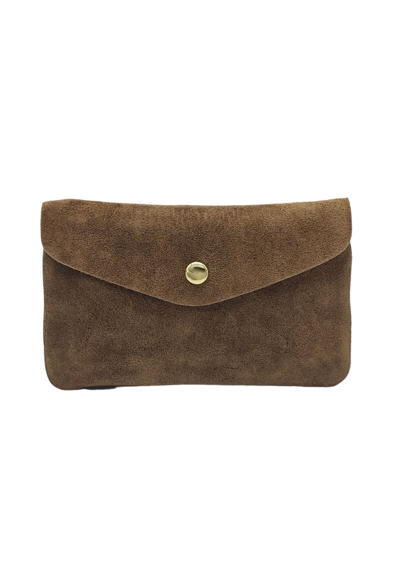 Pochette en suède marron avec une fermeture à rabat, dotée d'un bouton-pression rond en or. Texture lisse et design simple et rectangulaire.