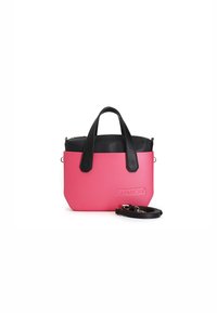 Borsa a mano rosa e nera realizzata in materiale testurizzato, con manici doppi, una tracolla rimovibile e un logo sulla parte frontale.
