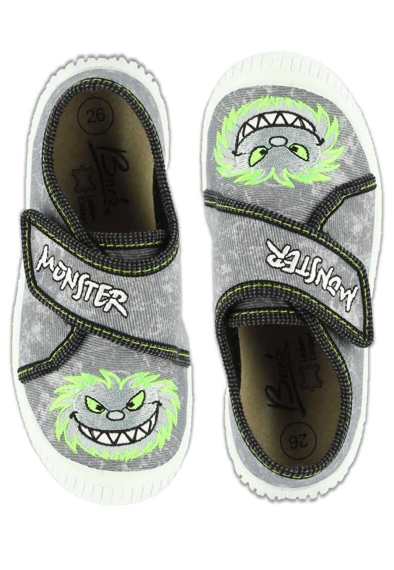 Chaussures en tissu gris à enfiler, présentant un motif de monstre avec des accents verts et des semelles blanches. Fermeture par bande Velcro pour un enfilage facile. Taille 26.