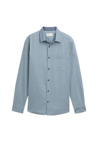 Camisa de manga larga de color azul claro hecha de un tejido texturizado, con un cierre frontal de botones, botones marrones y un bolsillo de parche en el lado izquierdo del pecho.