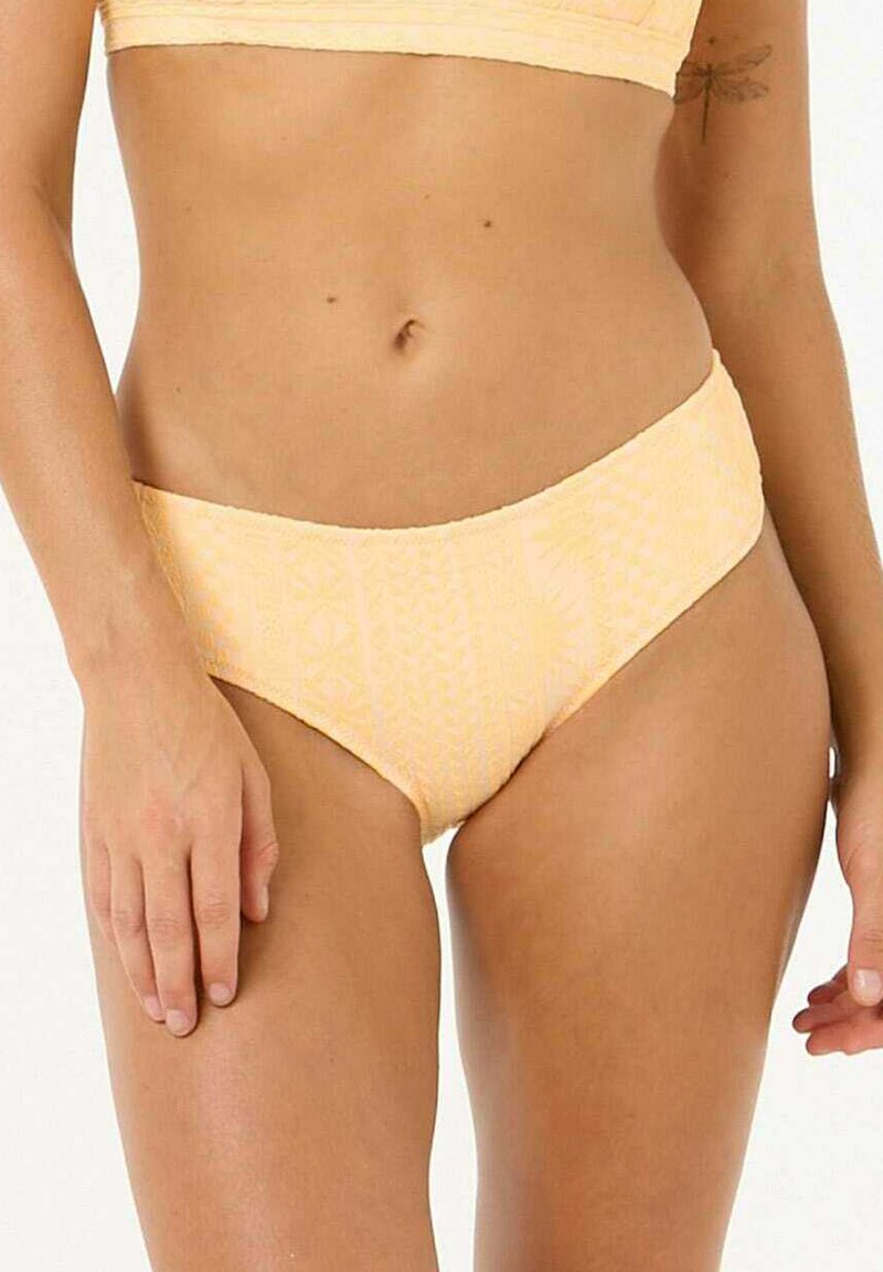 Parte inferiore di bikini gialla chiara con un motivo geometrico testo, taglio di altezza media e finitura in tessuto morbido; nessun hardware o accenti visibili.