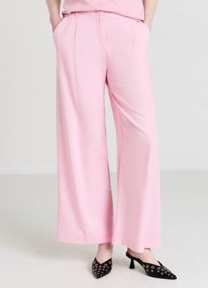 Pantaloni a gamba larga in tessuto rosa tenue dalla texture liscia, con tasche laterali e vita sagomata.
