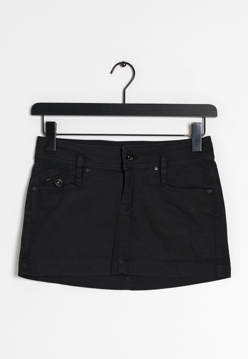 Mustakudonnan mini-hame, joka roikkuu mustassa ripustimessa. Hameessa on edessä nappisulku, kaksi etutaskua ja teksturoitu pinta.