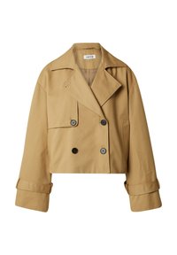 Geknipte tan trenchcoat met grote revers, dubbele knopen en opgerolde mouwen. Gemaakt van een gladde stof met een subtiele glans.