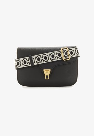Bolso de cuero negro tipo bandolera con un cierre de hardware dorado y una correa decorativa trenzada que presenta un logotipo estampado en blanco y negro.