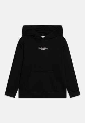 Črna kapuca iz mešanice bombaža, z sprednjo žepom, rebrastimi manšetami in kapuco ter belim napisom "Studio edition" na prsih.