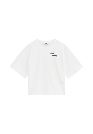 T-shirt blanc en coton à manches courtes, col rond et petit texte rouge "Ballet Academy" sur la partie supérieure gauche de la poitrine.