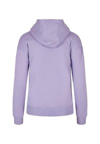 Sweat à capuche de couleur lavande vu de dos, avec des manches longues, des poignets côtelés et une capuche sans cordons visibles.