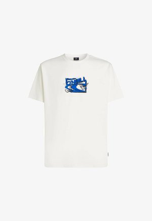 Bela bombažna majica z modrim grafičnim dizajnom, ki vključuje besedo "ONeill" in abstraktne oblike. Kratki rokavi in okrogel izrez ovratnika.